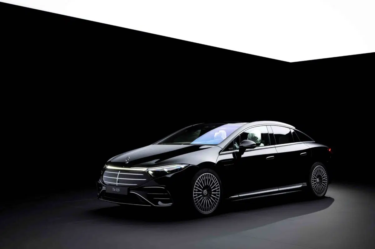 Mercedes EQS restyling, la stella sale sul cofano (2)