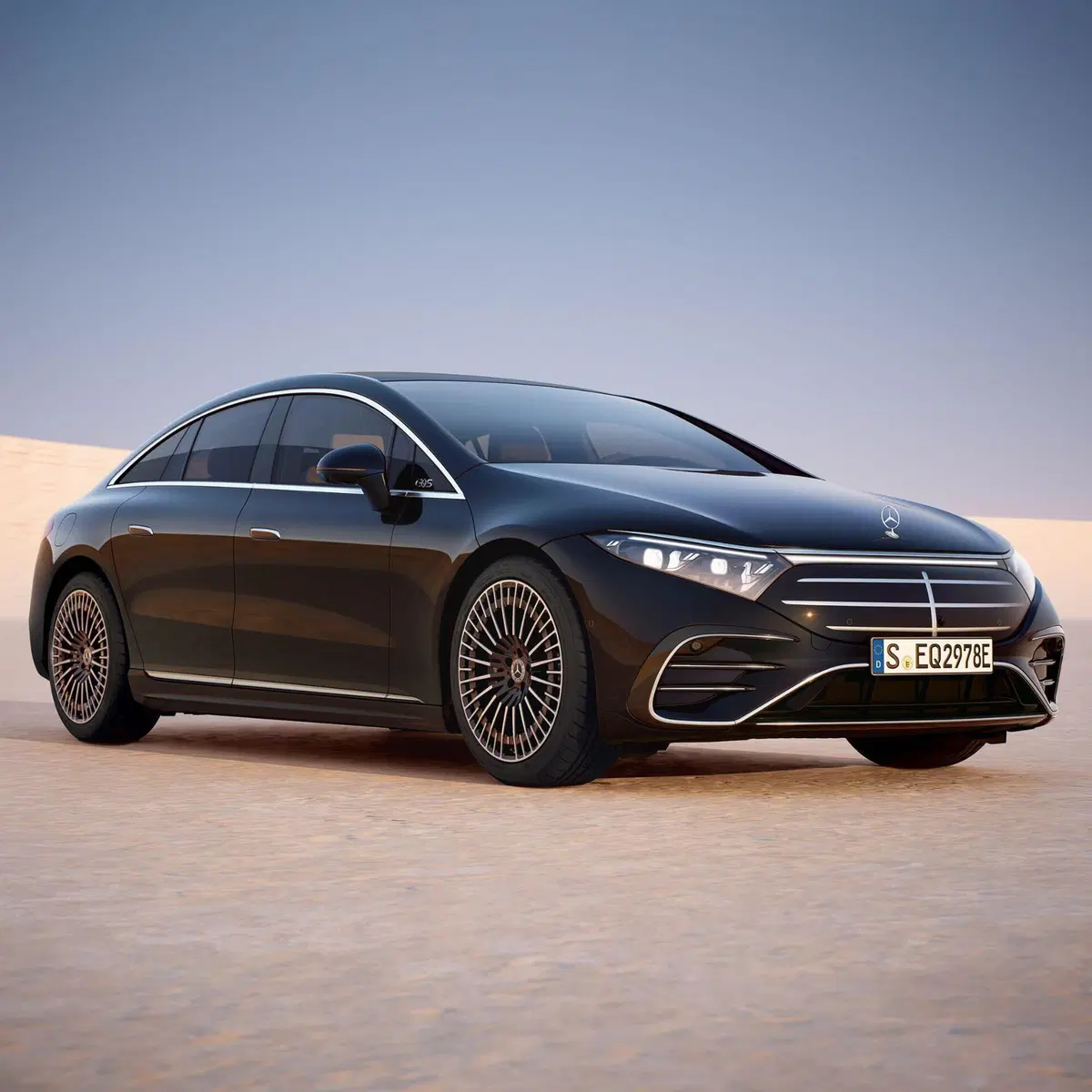 Mercedes EQS restyling, la stella sale sul cofano