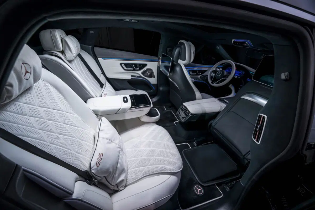 Mercedes EQS restyling, la stella sale sul cofano (6)