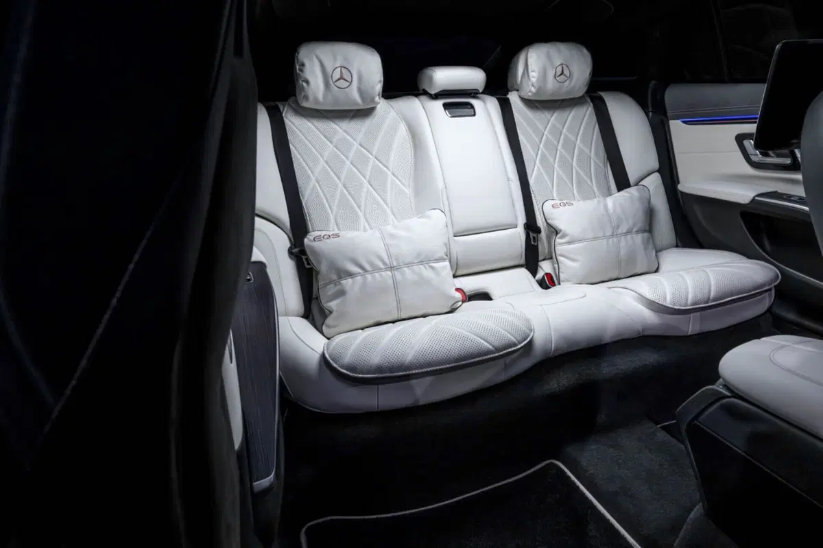 Mercedes EQS restyling, la stella sale sul cofano (7)