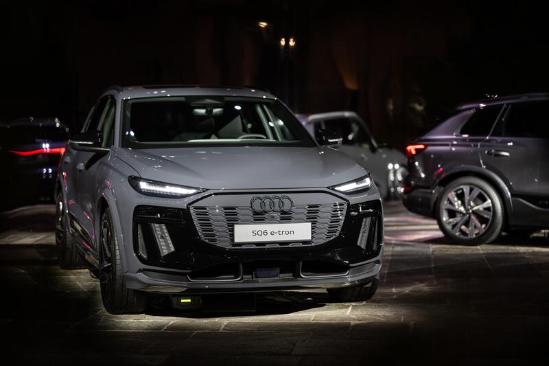 Audi Q6 e-tron 2024, 600 km di autonomia per l&#039;elegante SUV elettrico [Video]