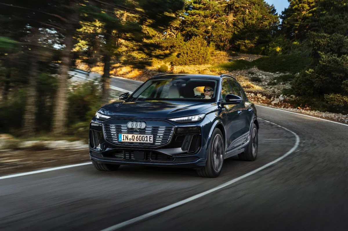 Audi Q6 e-tron 2024, 600 km di autonomia per l'elegante SUV elettrico [Video] (10)