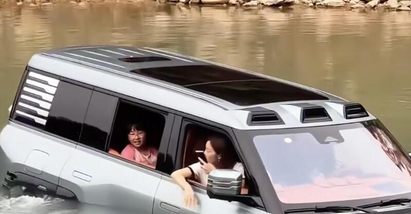 Yangwang U8: passeggiata in acqua con famiglia al seguito [VIDEO]