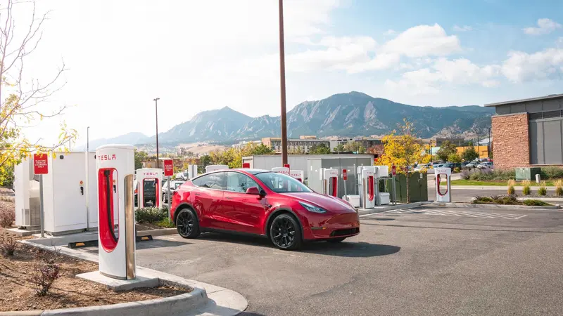 Tesla controcorrente: tutti salgono e loro abbassano i prezzi degli abbonamenti