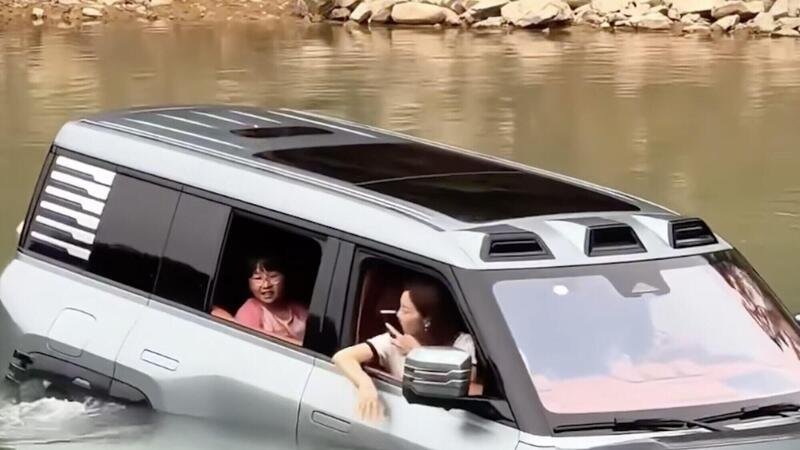 Yangwang U8: passeggiata in acqua con famiglia al seguito [VIDEO]