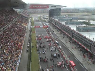 La Formula 1 torna in Cina, ma com&#039;era alla prima edizione di venti fa? Ecco il racconto di Shangai