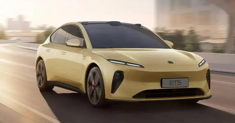I cinesi voglio venderti auto e smartphone insieme. Ma cosa c'&egrave; sotto?