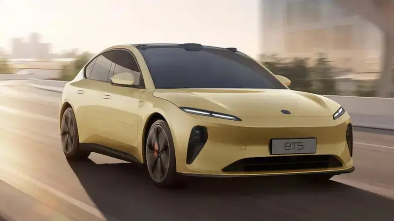 I cinesi voglio venderti auto e smartphone insieme. Ma cosa c'&egrave; sotto?