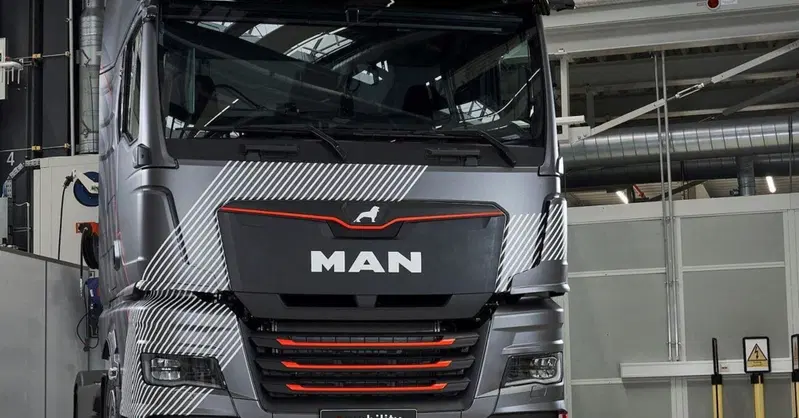 MAN: un TIR a guida autonoma fa il test in Germania, e dentro c'&egrave; il ministro