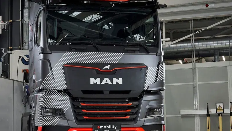 MAN: un TIR a guida autonoma fa il test in Germania, e dentro c'&egrave; il ministro