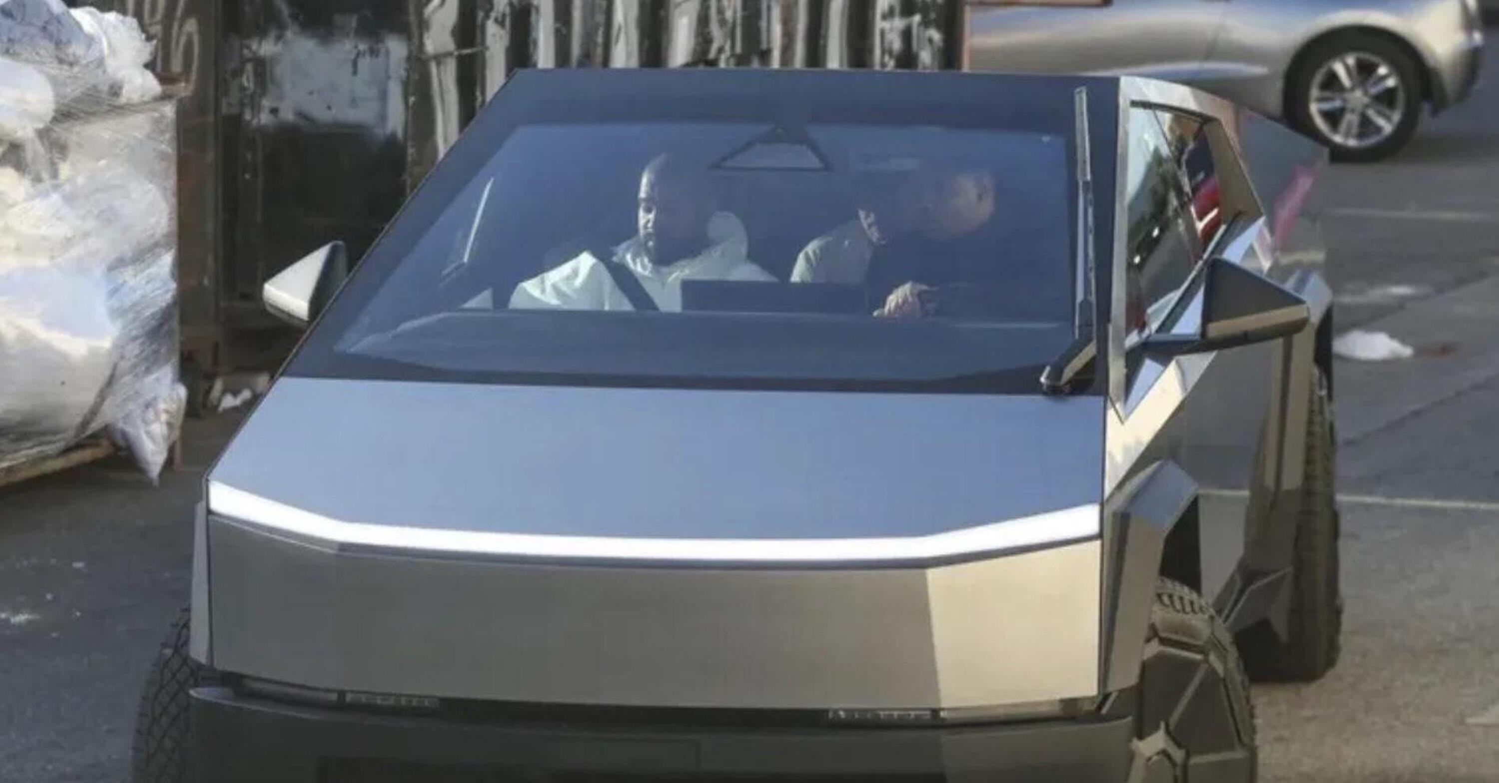 Kanye West compra un Tesla Cybertruck al posto del Mega Cruiser