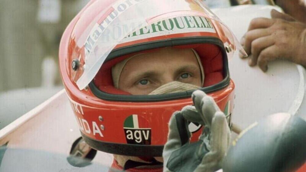 Una foto di Niki Lauda con il casco AGV