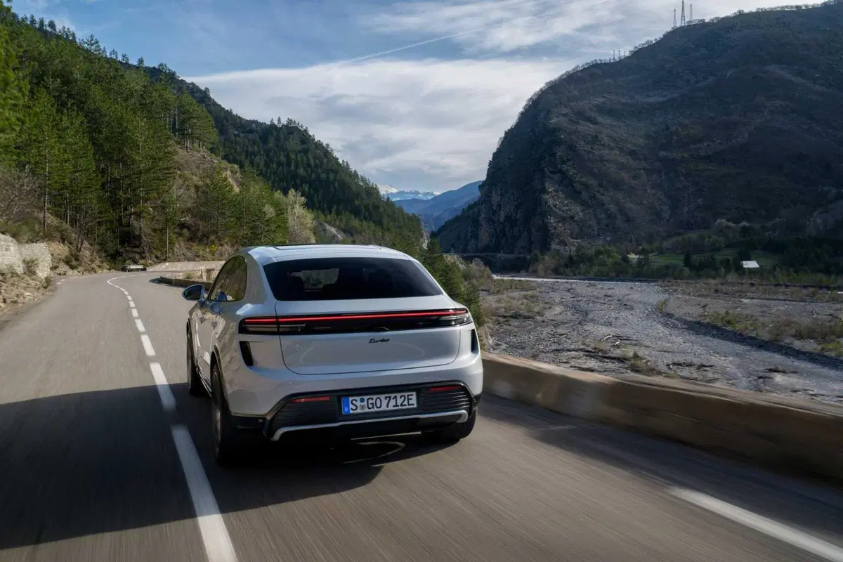 Porsche Macan: 100% elettrica, chi dice che non è una vera Porsche? (4)