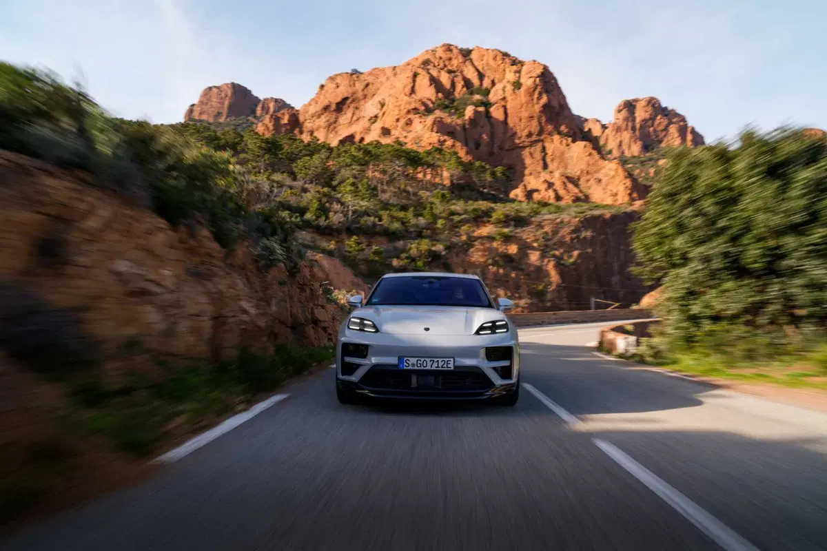 Porsche Macan: 100% elettrica, chi dice che non è una vera Porsche? (6)