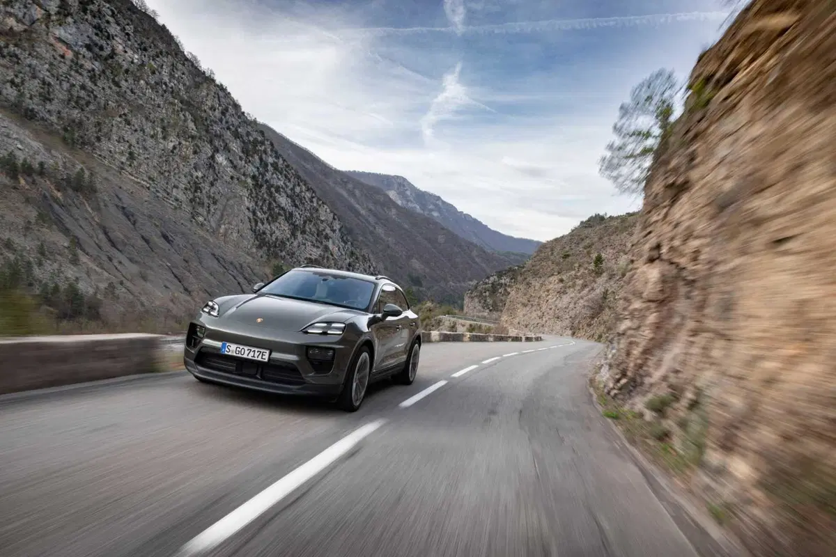 Porsche Macan: 100% elettrica, chi dice che non è una vera Porsche? (9)