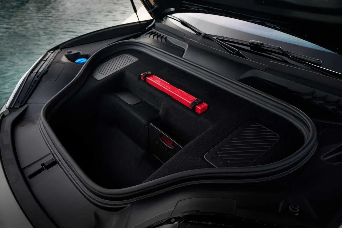 Porsche Macan: 100% elettrica, chi dice che non è una vera Porsche? (10)