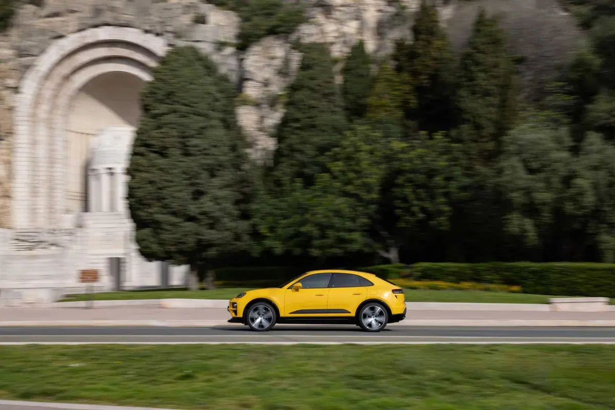 Porsche Macan: 100% elettrica, chi dice che non è una vera Porsche? (20)