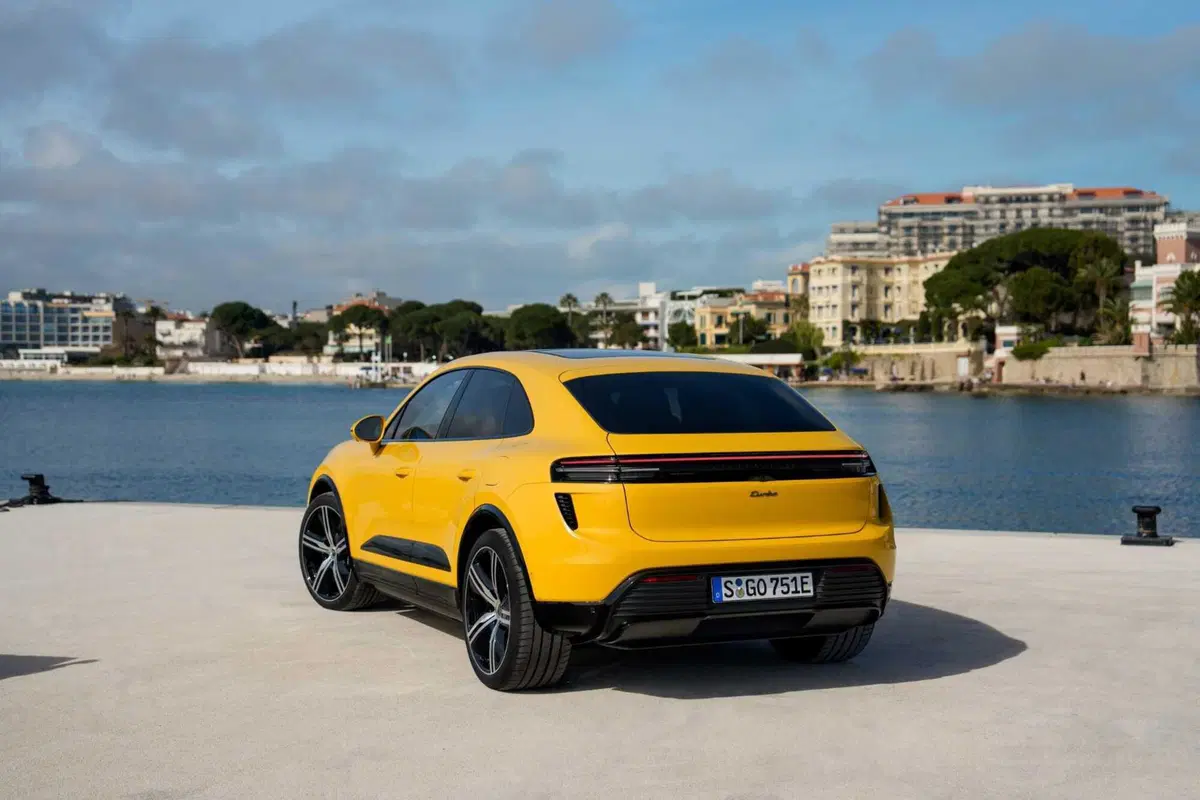 Porsche Macan: 100% elettrica, chi dice che non è una vera Porsche? (25)