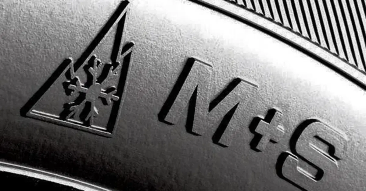 La sola sigla M+S sulle gomme non basta pi&ugrave;: da ottobre 2024 ci vuole lo "Snowflake"