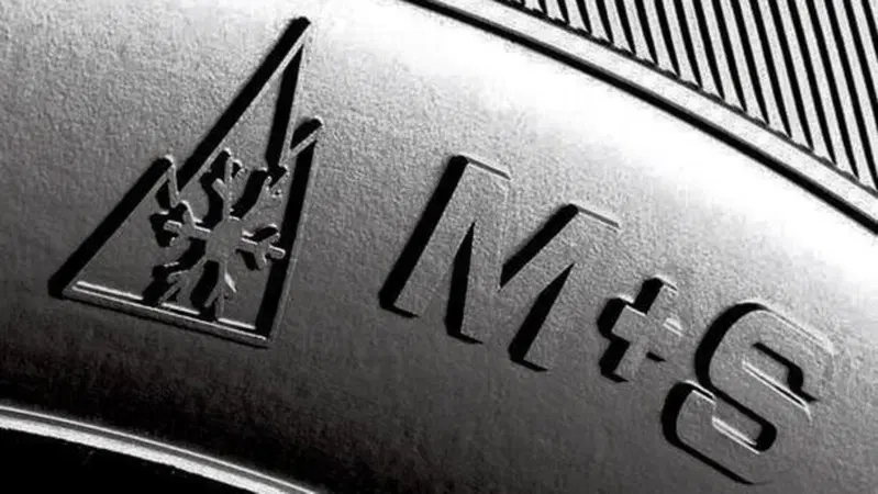 La sola sigla M+S sulle gomme non basta pi&ugrave;: da ottobre 2024 ci vuole lo "Snowflake"