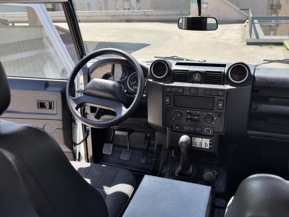Land Rover Defender 90 2.2 TD4 Station Wagon SE N1  del 2015 usata a Milano (2)
