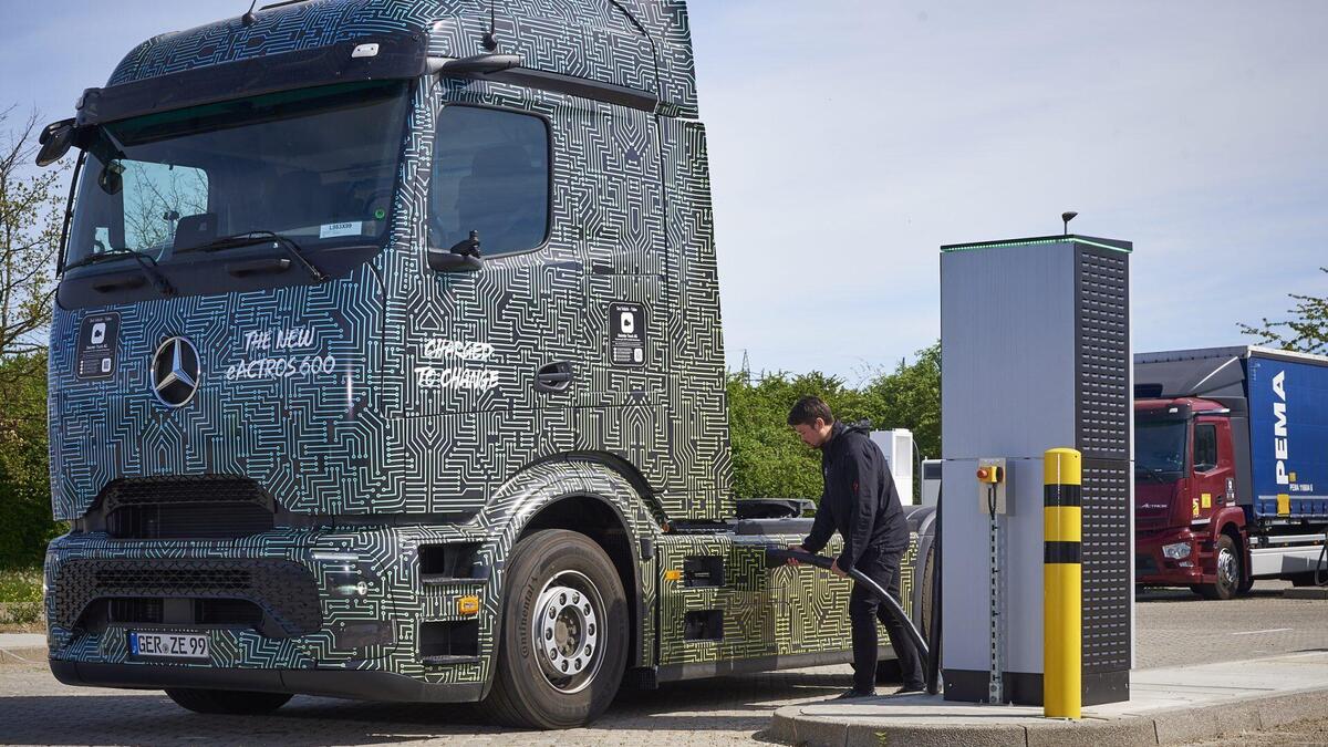 Mercedes Actros: il TIR elettrico che si ricarica a 1 MegaWatt ...