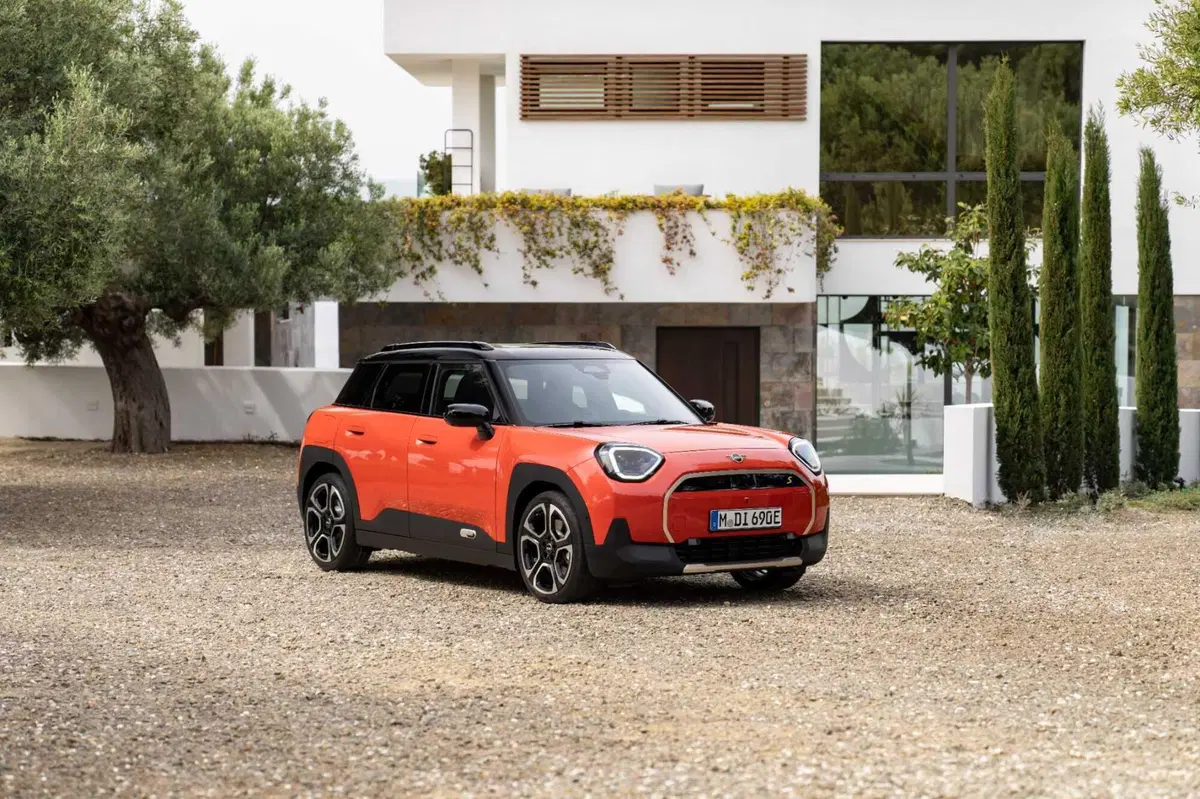 MINI Aceman: l'elettrica erede della Clubman che sfida Jeep Avenger  (2)