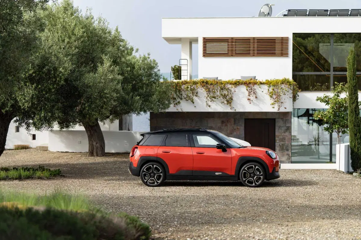 MINI Aceman: l'elettrica erede della Clubman che sfida Jeep Avenger  (3)