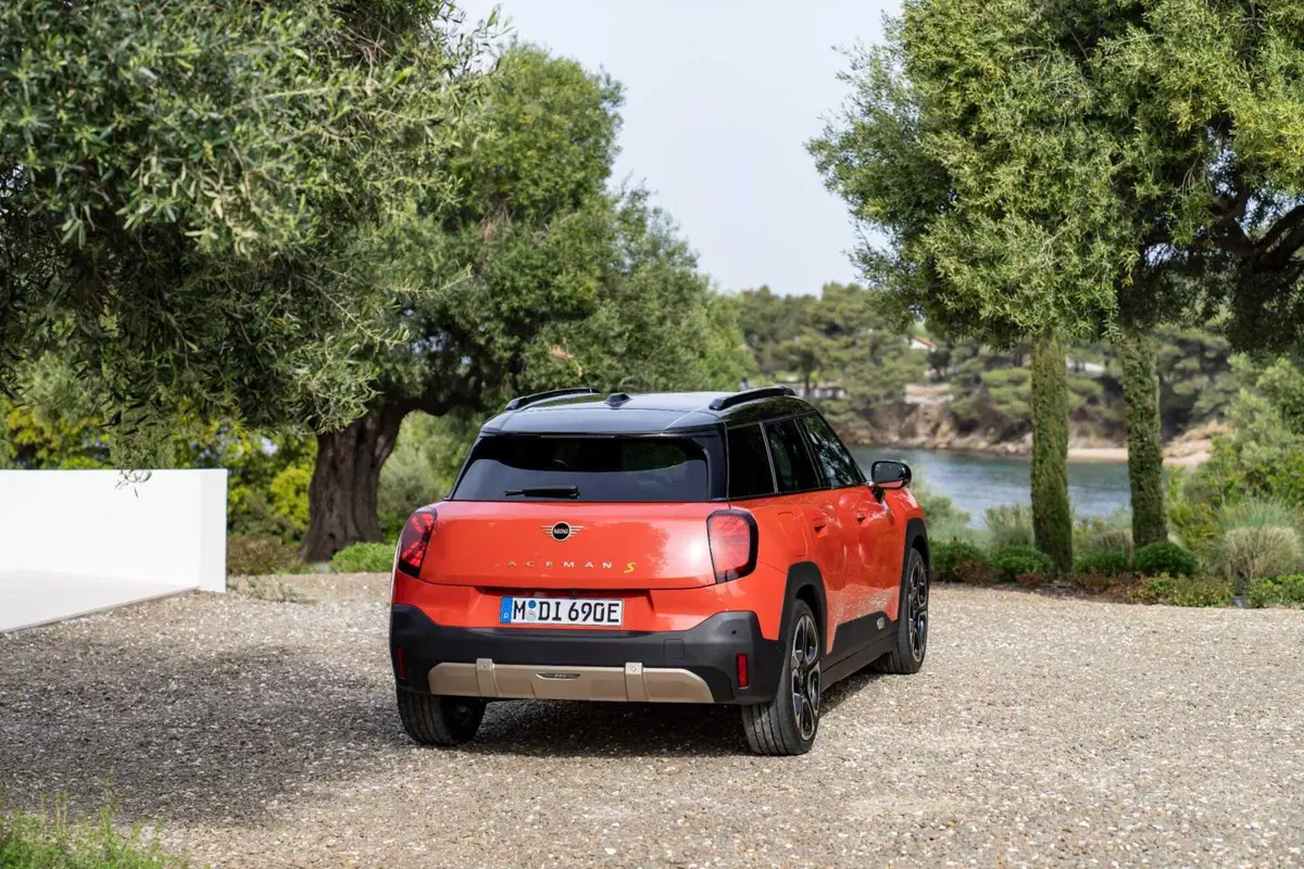 MINI Aceman: l'elettrica erede della Clubman che sfida Jeep Avenger  (4)