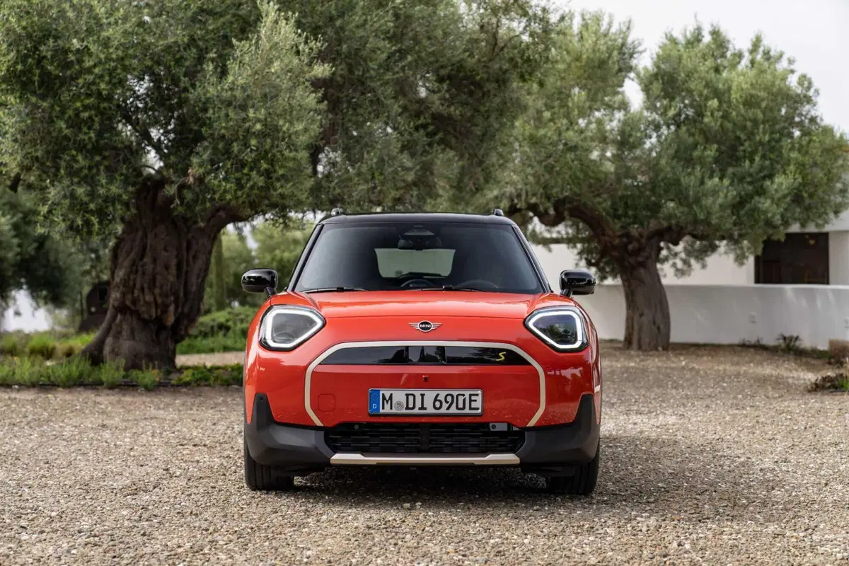 MINI Aceman: l'elettrica erede della Clubman che sfida Jeep Avenger  (5)
