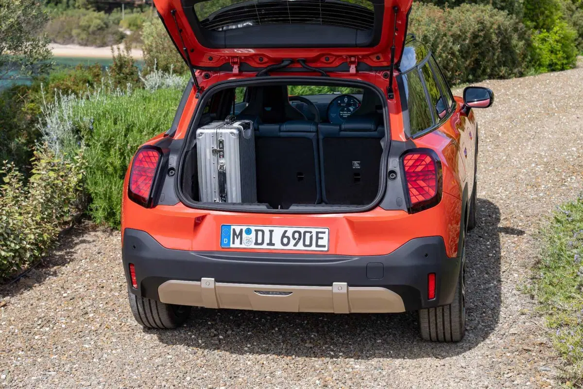 MINI Aceman: l'elettrica erede della Clubman che sfida Jeep Avenger  (10)