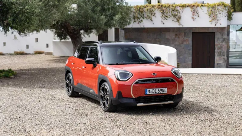 MINI Aceman: l'elettrica erede della Clubman che sfida Jeep Avenger 