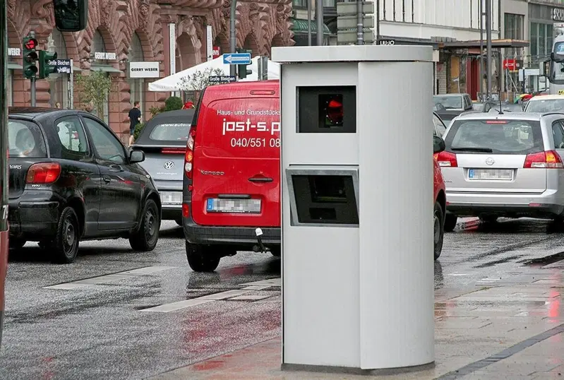 Decisamente pi&ugrave; visibile questo "bidone" nel centro di Amburgo che misura la velocit&agrave; su entrambe le corsie in ambito cittadino