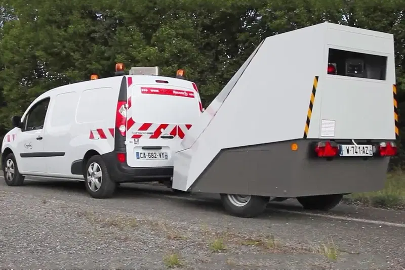L'ultimo ritrovato in fatto di autovelox mobili &egrave; un carrello che viene parchjeggiato a lato della strada e in apparenza pu&ograve; sembrare un furgone in sosta