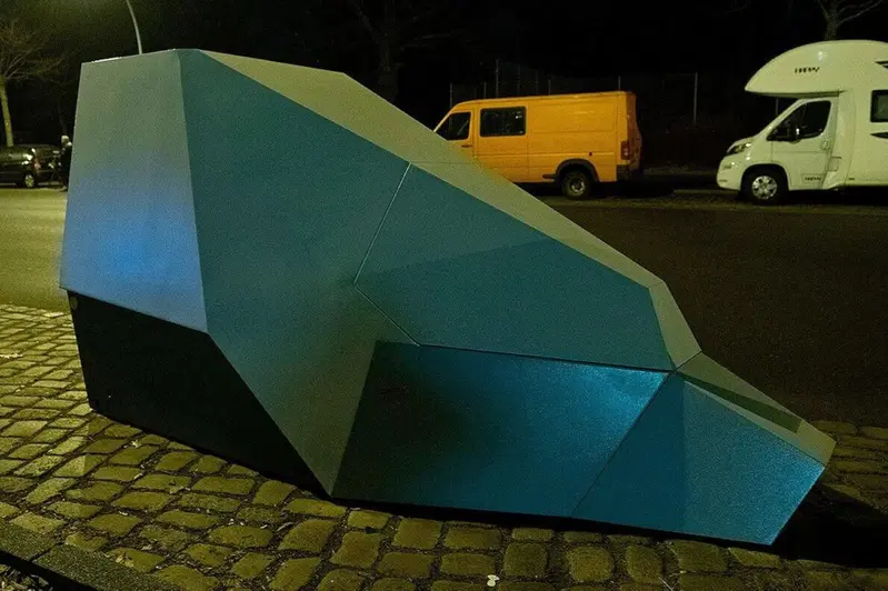 Un modulo di misurazione "stealth" che sembra una scultura urbana. E' connesso in rete per trasmettere all'istante i dati alla Polizia