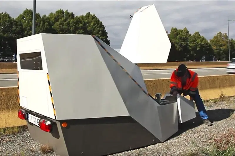 Il "carrello autovelox" persa 1,3 tonnellate, &egrave; protetto da una corazza antiproiettile e le ruote scompaiono nel guscio. Oltre alla velocit&agrave;, questo trailer della Vitronic pu&ograve; misurare l'altezza dei veicoli per multare, ad esempio, il passaggio di Tir e autobus in zone vietate