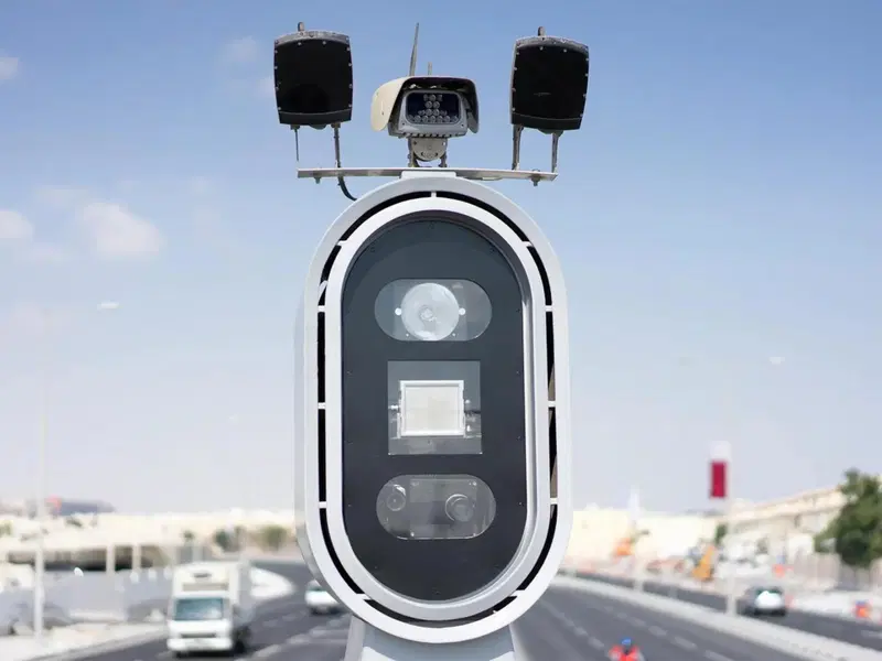 L'autovelox del futuro secondo la Jenoptik: misura velocit&agrave;, semafori rossi, riconosce le targhe con il sistema ANPR e rileva persino le emissioni