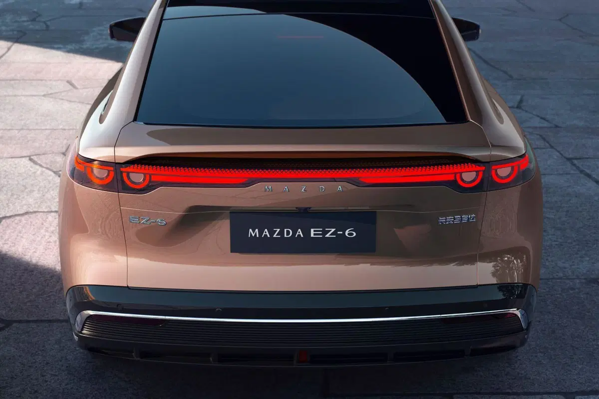 Mazda al Salone di Pechino 2024: la berlina EZ-6 e il crossover Arata (12)