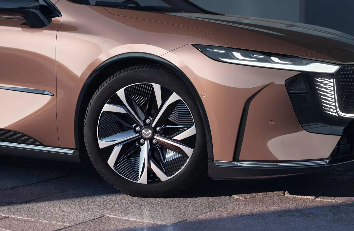 Mazda al Salone di Pechino 2024: la berlina EZ-6 e il crossover Arata (16)