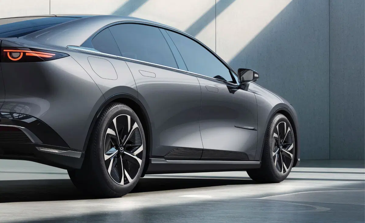 Mazda al Salone di Pechino 2024: la berlina EZ-6 e il crossover Arata (22)
