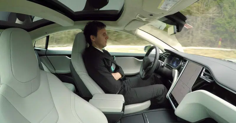 Tesla, l'Autopilot di nuovo sotto indagine: i rimedi non bastano, e il Robotaxi? 