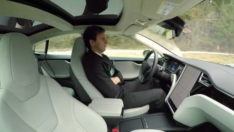 Tesla, l'Autopilot di nuovo sotto indagine: i rimedi non bastano, e il Robotaxi? 