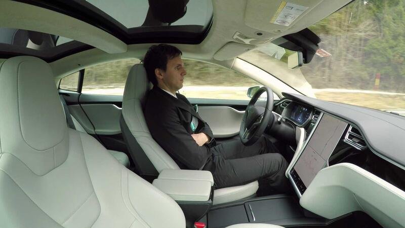 Tesla, l&#039;Autopilot di nuovo sotto indagine: i rimedi non bastano, e il Robotaxi? 