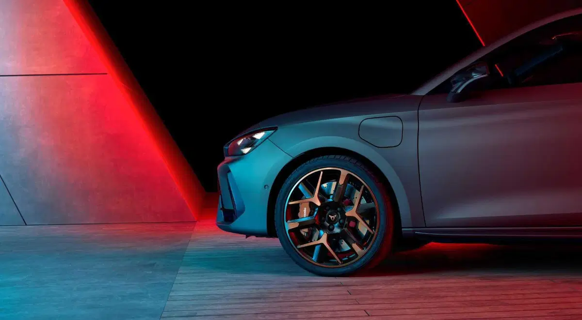 Cupra Leon 2024: restyling forte, nuovi motori e interni digitali (5)