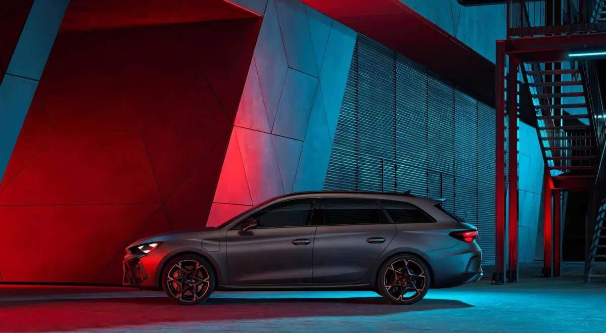 Cupra Leon 2024: restyling forte, nuovi motori e interni digitali (24)