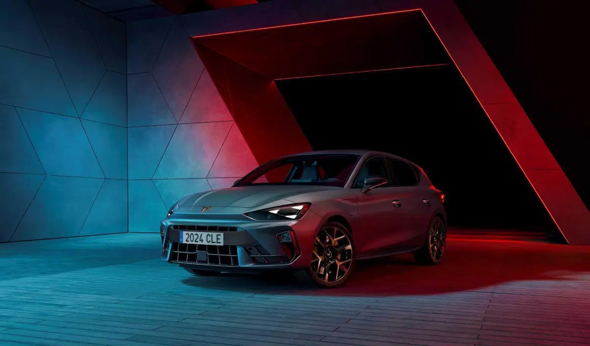 Cupra Leon 2024: restyling forte, nuovi motori e interni digitali (2)