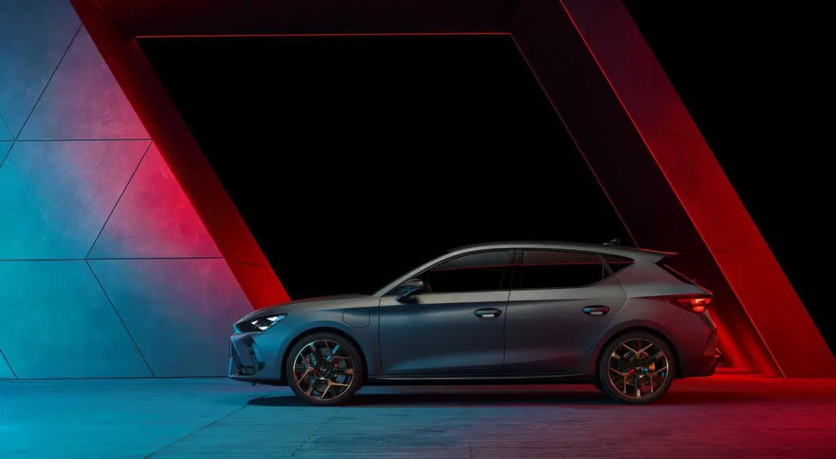 Cupra Leon 2024: restyling forte, nuovi motori e interni digitali (3)