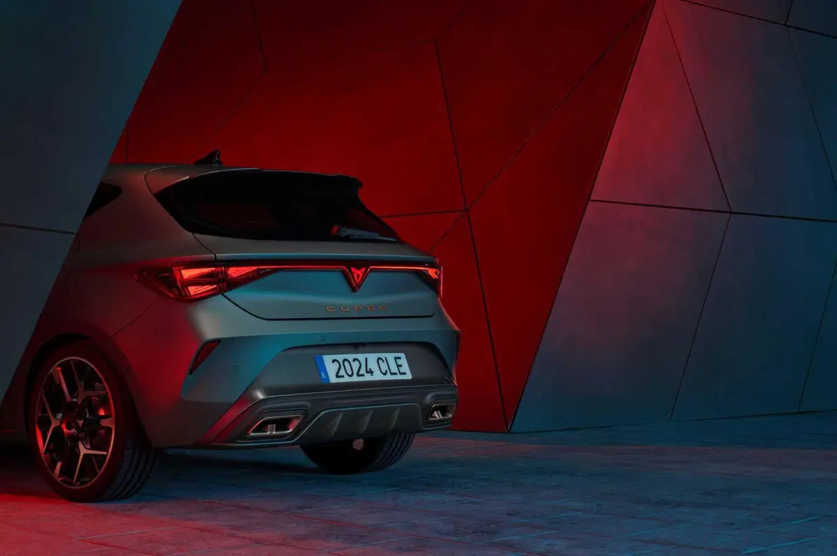 Cupra Leon 2024: restyling forte, nuovi motori e interni digitali (6)