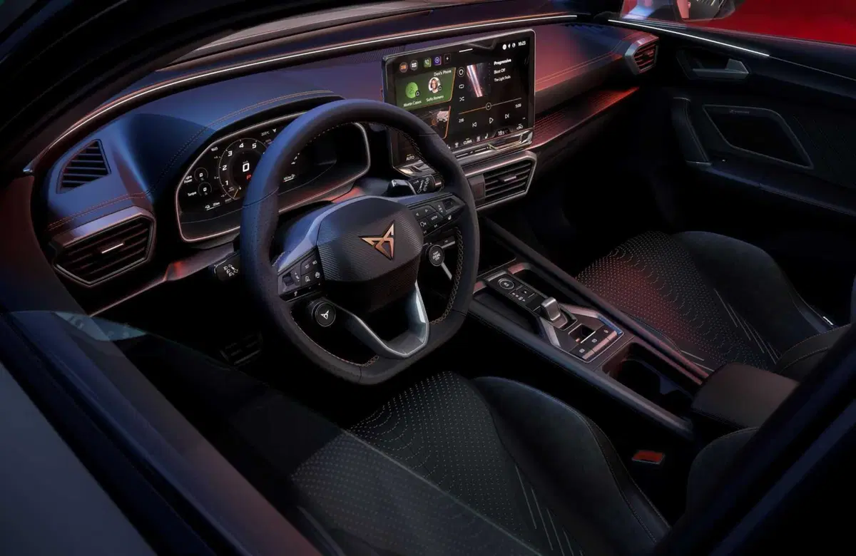 Cupra Leon 2024: restyling forte, nuovi motori e interni digitali (8)