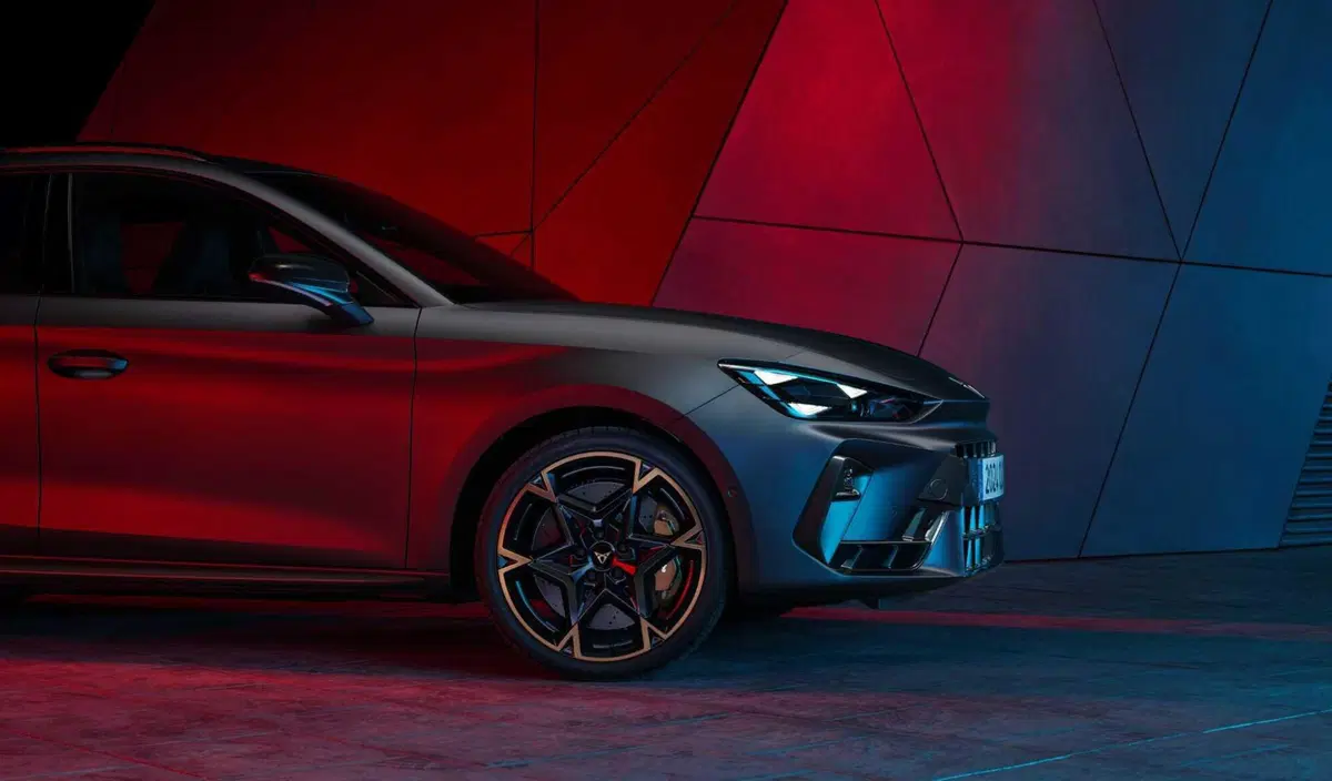 Cupra Leon 2024: restyling forte, nuovi motori e interni digitali (14)